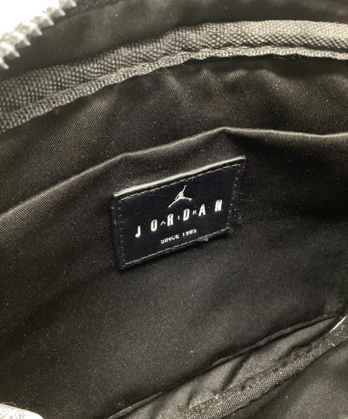 JORDAN（ジョーダン）JORDAN (ジョーダン) MONOGRAM MINI MESSENGER BAG グレー×ブラックの古着・服飾アイテム