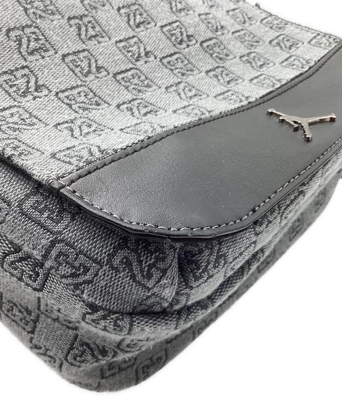 JORDAN（ジョーダン）JORDAN (ジョーダン) MONOGRAM MINI MESSENGER BAG グレー×ブラックの古着・服飾アイテム