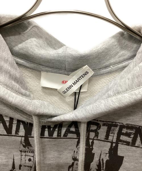 H&M（エイチアンドエム）H&M (エイチアンドエム) GLENN MARTENS (グレンマーティンス) タイディテールプリントスウェットパーカ グレー サイズ:M 未使用品の古着・服飾アイテム