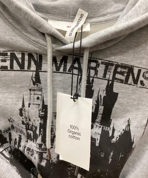 H&M（エイチアンドエム）H&M (エイチアンドエム) GLENN MARTENS (グレンマーティンス) タイディテールプリントスウェットパーカ グレー サイズ:M 未使用品の古着・服飾アイテム