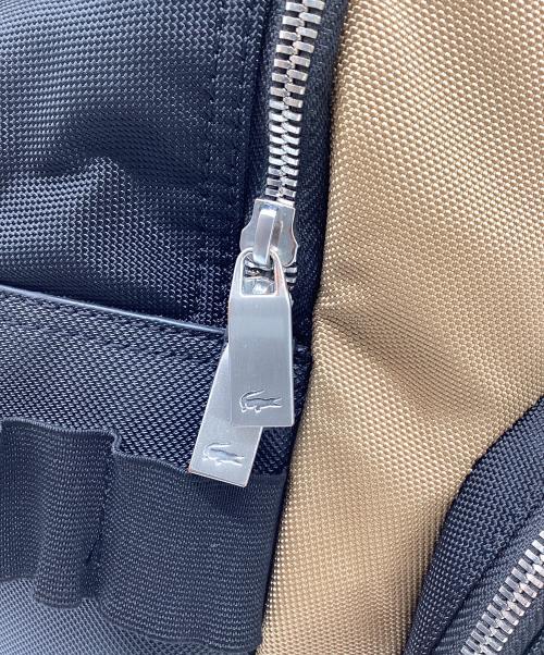 LACOSTE（ラコステ）LACOSTE (ラコステ) マルチポケットバックパック ベージュ×ブラックの古着・服飾アイテム