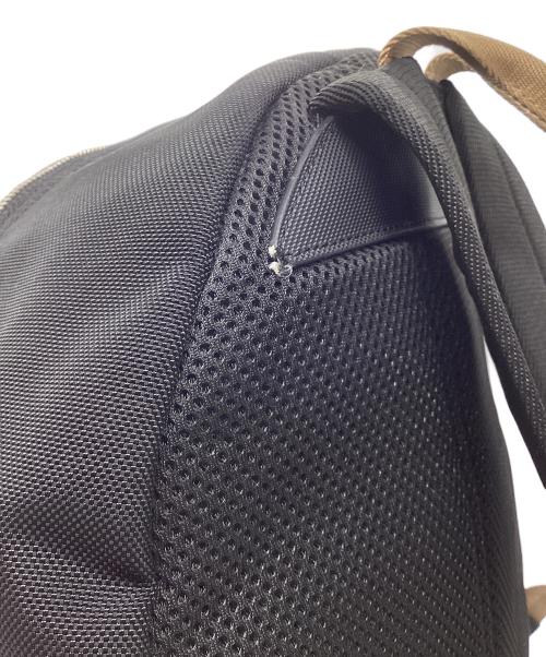 LACOSTE（ラコステ）LACOSTE (ラコステ) マルチポケットバックパック ベージュ×ブラックの古着・服飾アイテム