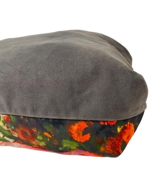 Vivienne Westwood（ヴィヴィアンウエストウッド）Vivienne Westwood (ヴィヴィアンウエストウッド) フラワーベアトートバッグ グレーの古着・服飾アイテム