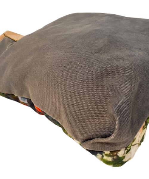 Vivienne Westwood（ヴィヴィアンウエストウッド）Vivienne Westwood (ヴィヴィアンウエストウッド) フラワーベアトートバッグ グレーの古着・服飾アイテム