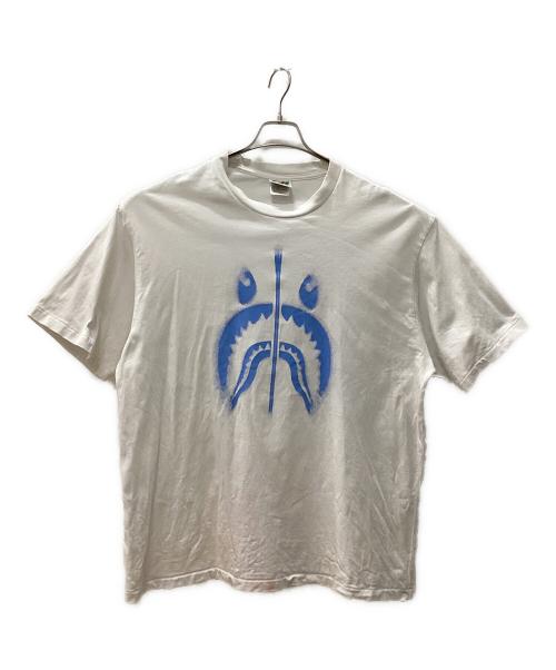 A BATHING APE（アベイシングエイプ）A BATHING APE (アベイシングエイプ) SPRAYSHARK RELAXED TEE ホワイト サイズ:XLの古着・服飾アイテム