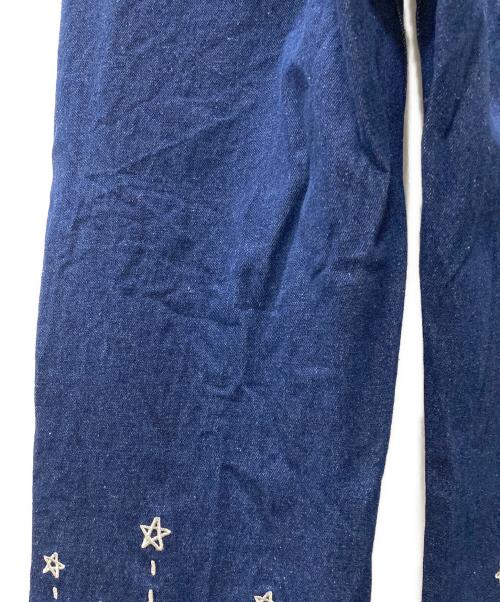Tina Jojun（ティーナ ジョジュン）TINA JOJUN (ティーナ ジョジュン) 刺繍入り ストレートデニムパンツ インディゴ サイズ:Sの古着・服飾アイテム