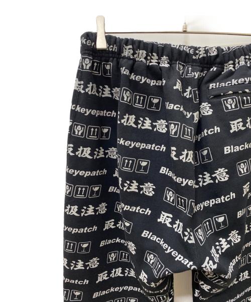 BlackEyePatch（ブラックアイパッチ）BlackEyePatch (ブラックアイパッチ) HANDLE WITH CARE SWEAT PANTS ブラック サイズ:Mの古着・服飾アイテム