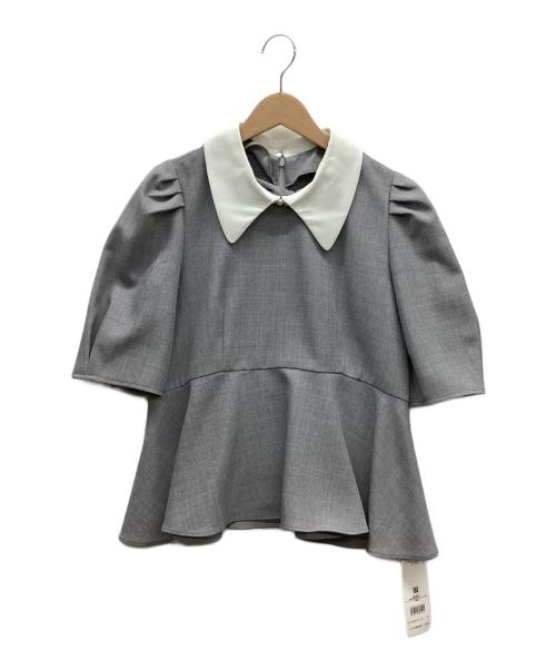 JILL BY JILLSTUART（ジル バイ ジルスチュアート）JILL BY JILLSTUART (ジル バイ ジルスチュアート) 半袖フリルブラウス グレー×ホワイト サイズ:free 未使用品の古着・服飾アイテム