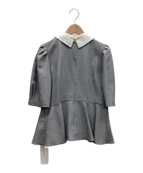 JILL BY JILLSTUART（ジル バイ ジルスチュアート）JILL BY JILLSTUART (ジル バイ ジルスチュアート) 半袖フリルブラウス グレー×ホワイト サイズ:free 未使用品の古着・服飾アイテム