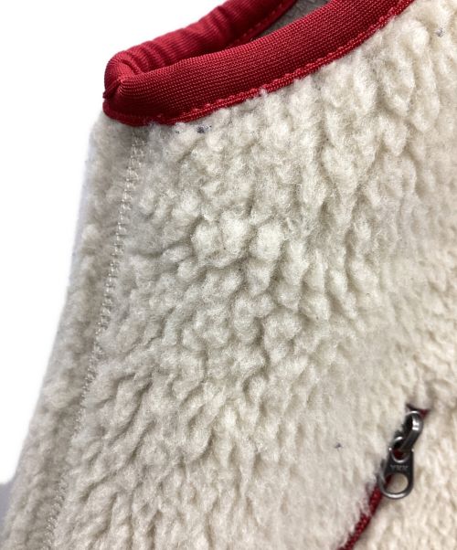 Patagonia（パタゴニア）Patagonia (パタゴニア) CLASSIC RETRO-X VEST アイボリー×レッド サイズ:Sの古着・服飾アイテム