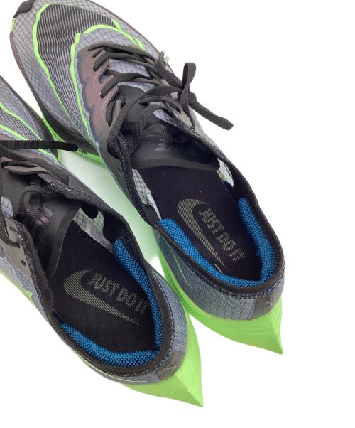 NIKE（ナイキ）NIKE (ナイキ) ランニングシューズ グレー×グリーン サイズ:27.5 未使用品の古着・服飾アイテム