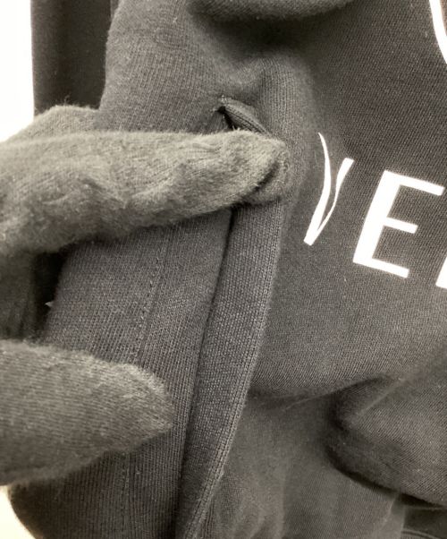 VERSACE（ヴェルサーチェ）VERSACE (ヴェルサーチ) プルオーバーパーカー ブラック サイズ:Sの古着・服飾アイテム