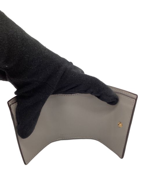 MICHAEL KORS（マイケル・コース）MICHAEL KORS (マイケルコース) コンパクトウォレット ホワイト×グレーの古着・服飾アイテム