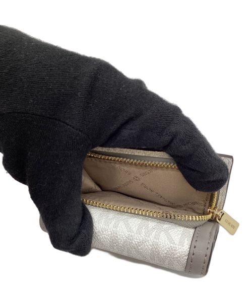 MICHAEL KORS（マイケル・コース）MICHAEL KORS (マイケルコース) コンパクトウォレット ホワイト×グレーの古着・服飾アイテム
