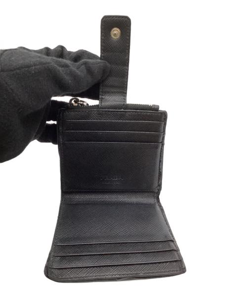 PRADA（プラダ）PRADA (プラダ) サフィアーノトライアングルコンパクトウォレット ブラックの古着・服飾アイテム