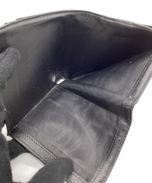 PRADA（プラダ）PRADA (プラダ) サフィアーノトライアングルコンパクトウォレット ブラックの古着・服飾アイテム