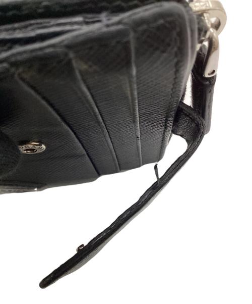 PRADA（プラダ）PRADA (プラダ) サフィアーノトライアングルコンパクトウォレット ブラックの古着・服飾アイテム