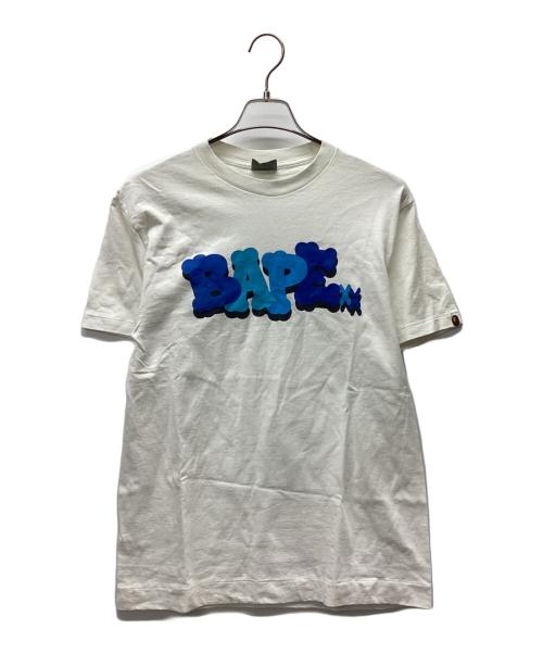 A BATHING APE（ア ベイシング エイプ）A BATHING APE (ア ベイシング エイプ) KAWS (カウズ) 半袖カットソー ブルー×ホワイト サイズ:Mの古着・服飾アイテム