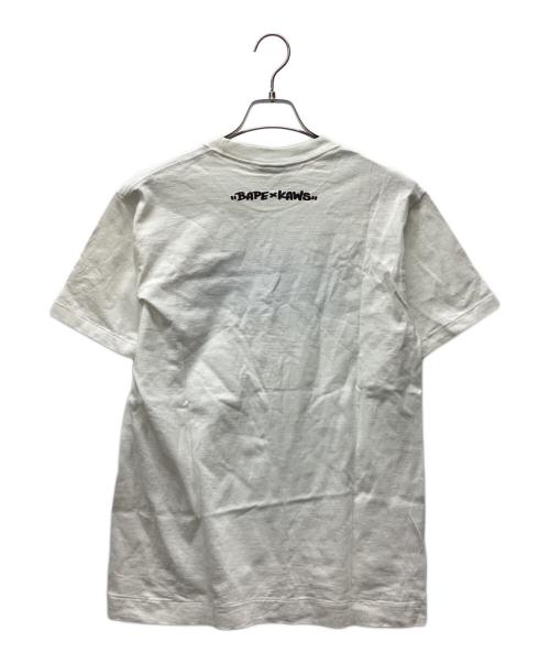 A BATHING APE（ア ベイシング エイプ）A BATHING APE (ア ベイシング エイプ) KAWS (カウズ) 半袖カットソー ブルー×ホワイト サイズ:Mの古着・服飾アイテム