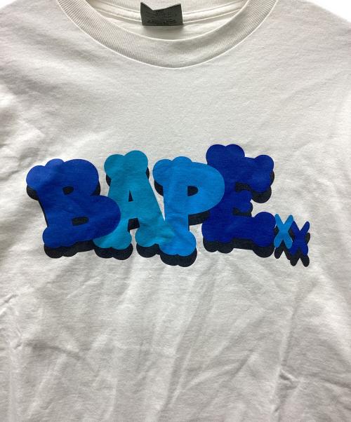 A BATHING APE（ア ベイシング エイプ）A BATHING APE (ア ベイシング エイプ) KAWS (カウズ) 半袖カットソー ブルー×ホワイト サイズ:Mの古着・服飾アイテム