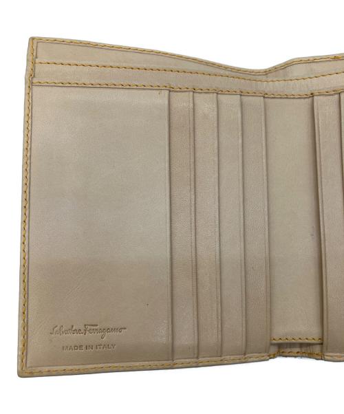 Salvatore Ferragamo（サルヴァトーレ フェラガモ）Salvatore Ferragamo (サルヴァトーレ フェラガモ) 2つ折り財布 ベージュ×レッドの古着・服飾アイテム