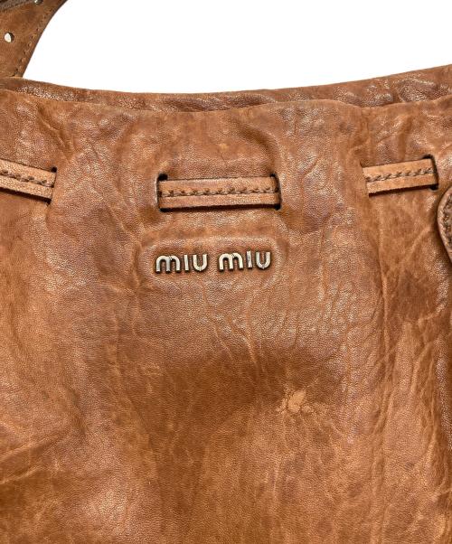 MIU MIU（ミュウミュウ）MIU MIU (ミュウミュウ) レザーショルダーバッグ ブラウンの古着・服飾アイテム