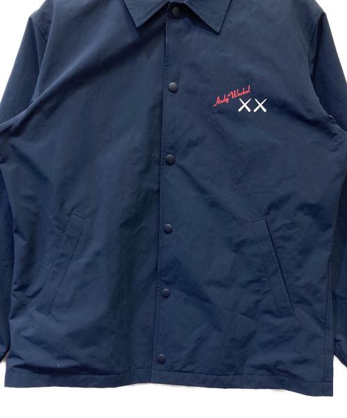 UNIQLO（ユニクロ）UNIQLO (ユニクロ) KAWS (カウズ) コーチジャケット ネイビー サイズ:Lの古着・服飾アイテム