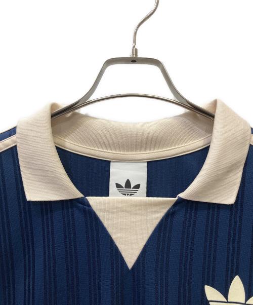 adidas（アディダス）adidas (アディダス) 半袖カットソー ネイビー×ベージュ サイズ:2XL 未使用品の古着・服飾アイテム