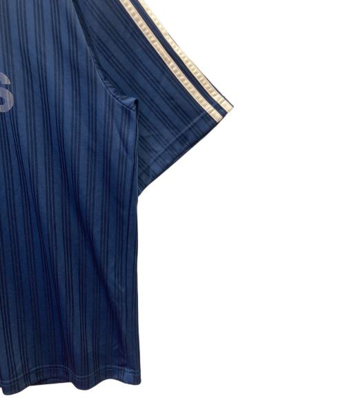 adidas（アディダス）adidas (アディダス) 半袖カットソー ネイビー×ベージュ サイズ:2XL 未使用品の古着・服飾アイテム