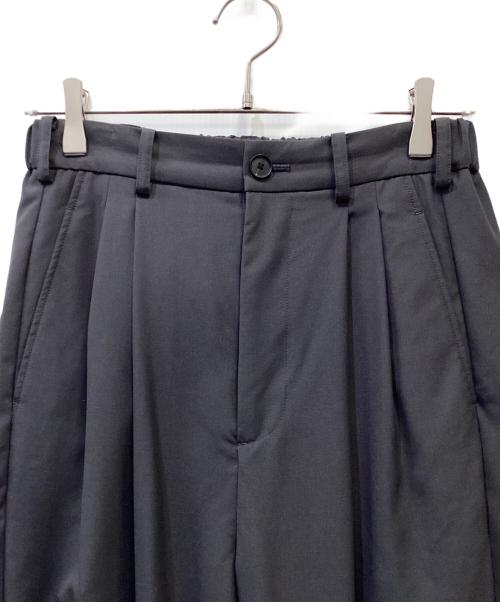 cornier（コルニエ）cornier (コルニエ) タックパンツ チャコールグレー サイズ:Mの古着・服飾アイテム