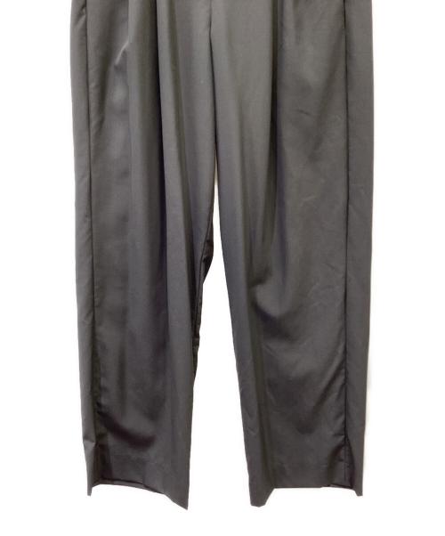cornier（コルニエ）cornier (コルニエ) タックパンツ チャコールグレー サイズ:Mの古着・服飾アイテム