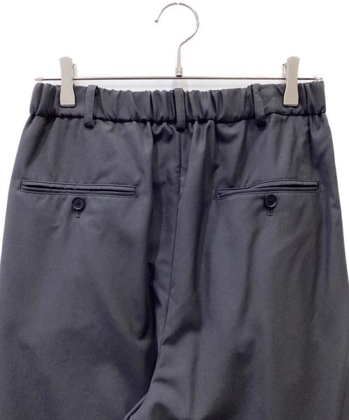 cornier（コルニエ）cornier (コルニエ) タックパンツ チャコールグレー サイズ:Mの古着・服飾アイテム