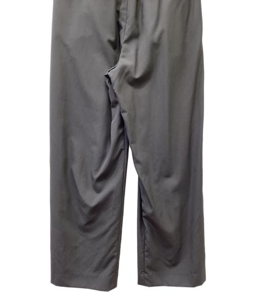 cornier（コルニエ）cornier (コルニエ) タックパンツ チャコールグレー サイズ:Mの古着・服飾アイテム