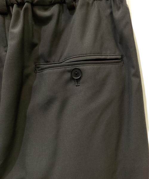 cornier（コルニエ）cornier (コルニエ) タックパンツ チャコールグレー サイズ:Mの古着・服飾アイテム