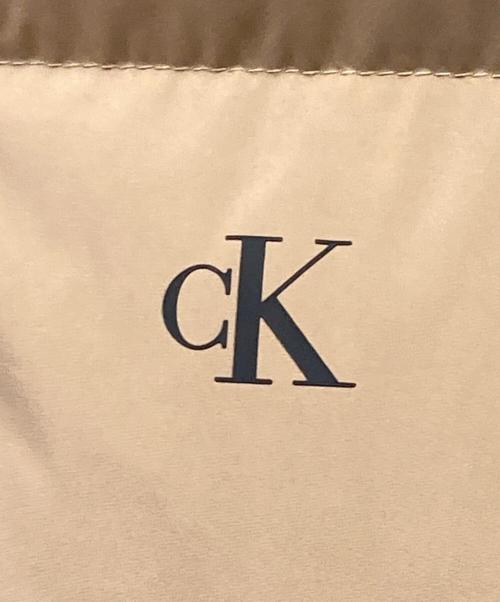 Calvin Klein Jeans（カルバンクラインジーンズ）Calvin Klein Jeans (カルバンクラインジーンズ) ダウンジャケット ベージュ サイズ:SIZE Sの古着・服飾アイテム