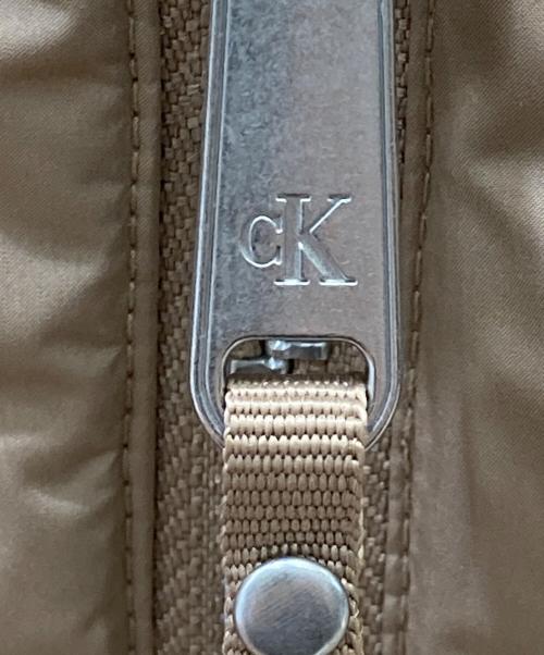 Calvin Klein Jeans（カルバンクラインジーンズ）Calvin Klein Jeans (カルバンクラインジーンズ) ダウンジャケット ベージュ サイズ:SIZE Sの古着・服飾アイテム