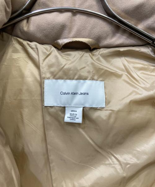 Calvin Klein Jeans（カルバンクラインジーンズ）Calvin Klein Jeans (カルバンクラインジーンズ) ダウンジャケット ベージュ サイズ:SIZE Sの古着・服飾アイテム