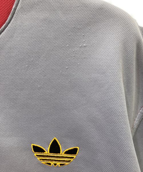 adidas（アディダス）adidas (アディダス) 半袖カットソー グレー×レッド×ブルー サイズ:Mの古着・服飾アイテム