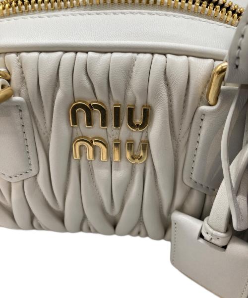 MIU MIU（ミュウミュウ）MIU MIU (ミュウミュウ) 2WAYバッグ ホワイトの古着・服飾アイテム