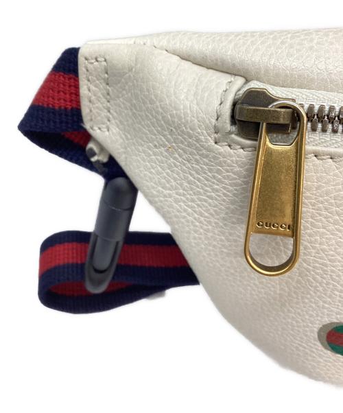 GUCCI（グッチ）GUCCI (グッチ) ロゴプリント スモールベルトバッグ アイボリーの古着・服飾アイテム