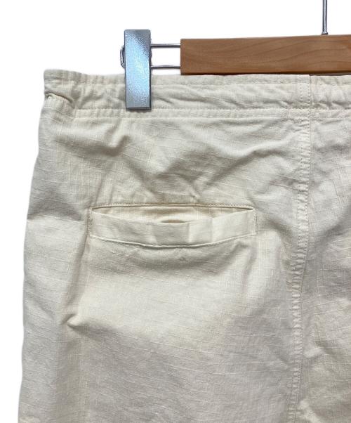 UNIVERSAL PRODUCTS.（ユニバーサルプロダクツ）UNIVERSAL PRODUCTS. (ユニバーサルプロダクツ) PHATEE (ファティー) HEMP GARMENT DYED OVER PANTS アイボリー サイズ:Mの古着・服飾アイテム