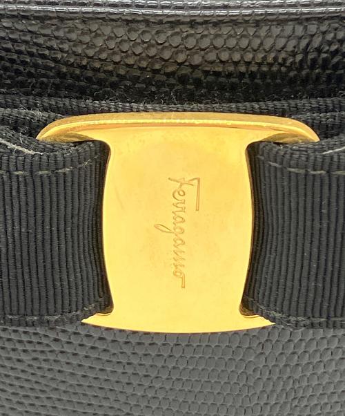 Ferragamo（フェラガモ）Ferragamo (フェラガモ) ヴァラリボンハンドバッグ ブラックの古着・服飾アイテム