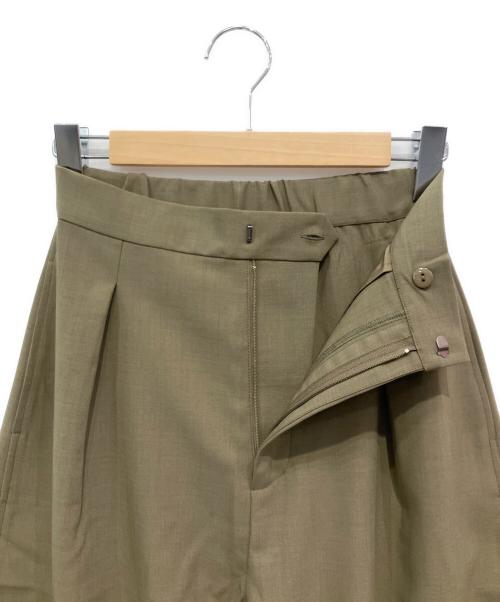 forme（フォルメ）forme (フォルメ) CurvedPants カーキの古着・服飾アイテム