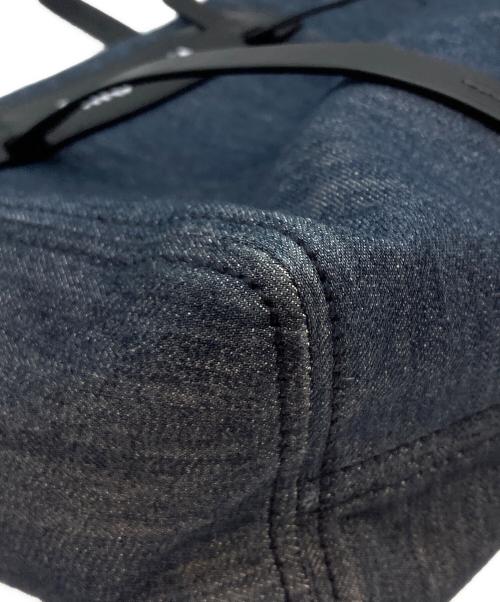 MIU MIU（ミュウミュウ）MIU MIU (ミュウミュウ) ロゴモチーフトートバッグ ブラック×ブルーの古着・服飾アイテム