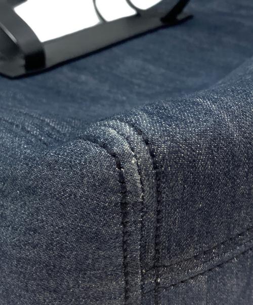 MIU MIU（ミュウミュウ）MIU MIU (ミュウミュウ) ロゴモチーフトートバッグ ブラック×ブルーの古着・服飾アイテム