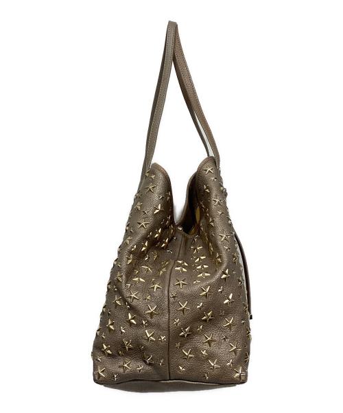 JIMMY CHOO（ジミーチュウ）JIMMY CHOO (ジミーチュウ) スタースタッズトートバッグ サシャ SASHA M ベージュ×ゴールドの古着・服飾アイテム