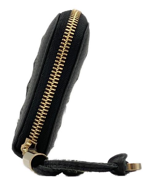 JIMMY CHOO（ジミーチュウ）JIMMY CHOO (ジミーチュウ) スターエンボスラウンドファスナー財布 ブラックの古着・服飾アイテム