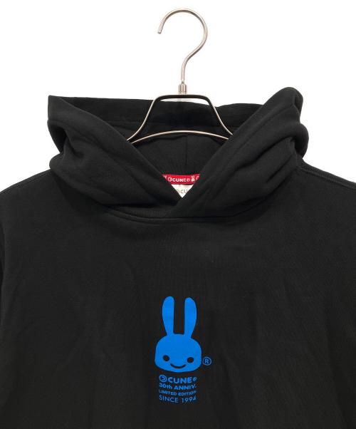 CUNE（キューン）CUNE (キューン) プルオーバーパーカー 30th ANNIV PULL PARKA ソニックとうさちゃん ブラック×ブルー サイズ:XL 未使用品の古着・服飾アイテム