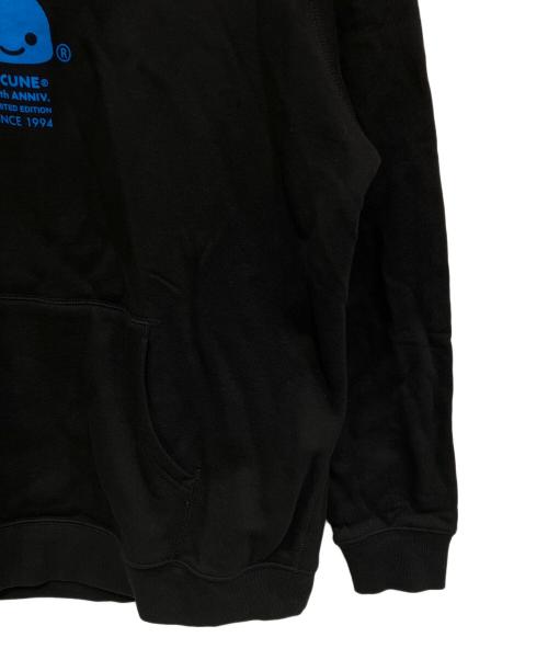 CUNE（キューン）CUNE (キューン) プルオーバーパーカー 30th ANNIV PULL PARKA ソニックとうさちゃん ブラック×ブルー サイズ:XL 未使用品の古着・服飾アイテム