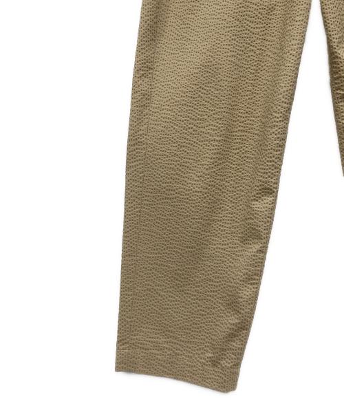 WHITE MOUNTAINEERING（ホワイトマウンテ二アニング）WHITE MOUNTAINEERING (ホワイトマウンテ二アニング) SEERSUCKER WIDE TAPERED PANTS ベージュの古着・服飾アイテム